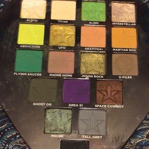 USED discontinued alien palette Some slight damage to the packaging but useable
